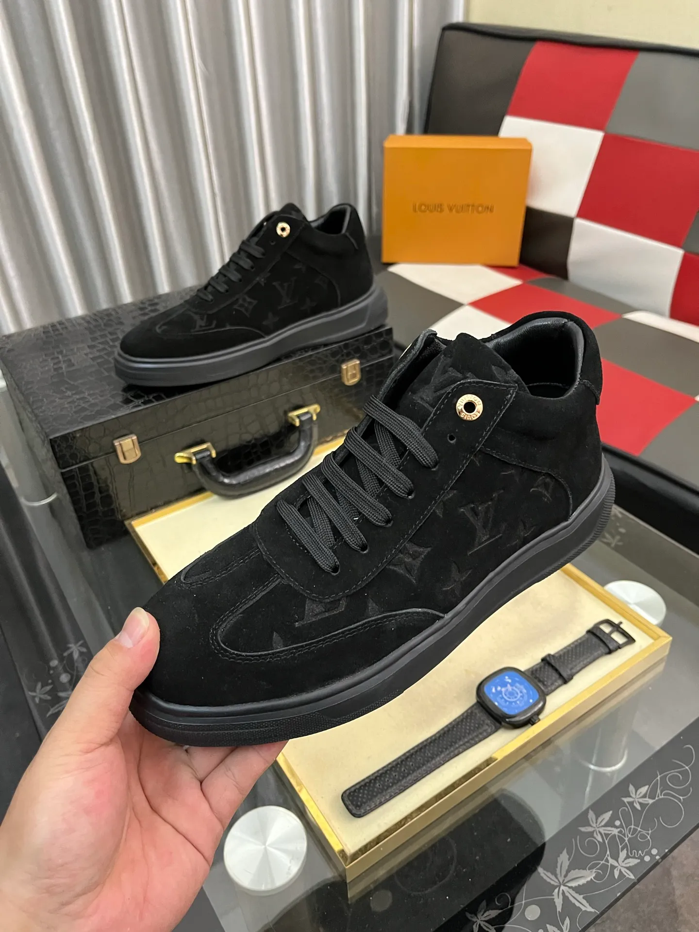 Ex-factory price: 420⌚️⌚️《Louis vuitton/LV Louis Vuitton》original quality.~ Unique modern style sneakers. 🏃A must-have casual shoe for trendy men😍😍 Original brand imported from Italy, imported original leather, cowhide lining (refuses to discolor and grind feet) sole: original sole provided by the original factory, French lazy style design ⚠️Fit to the feet, original quality, super comfortable original sole. Code number: 38-443️⃣Colors available